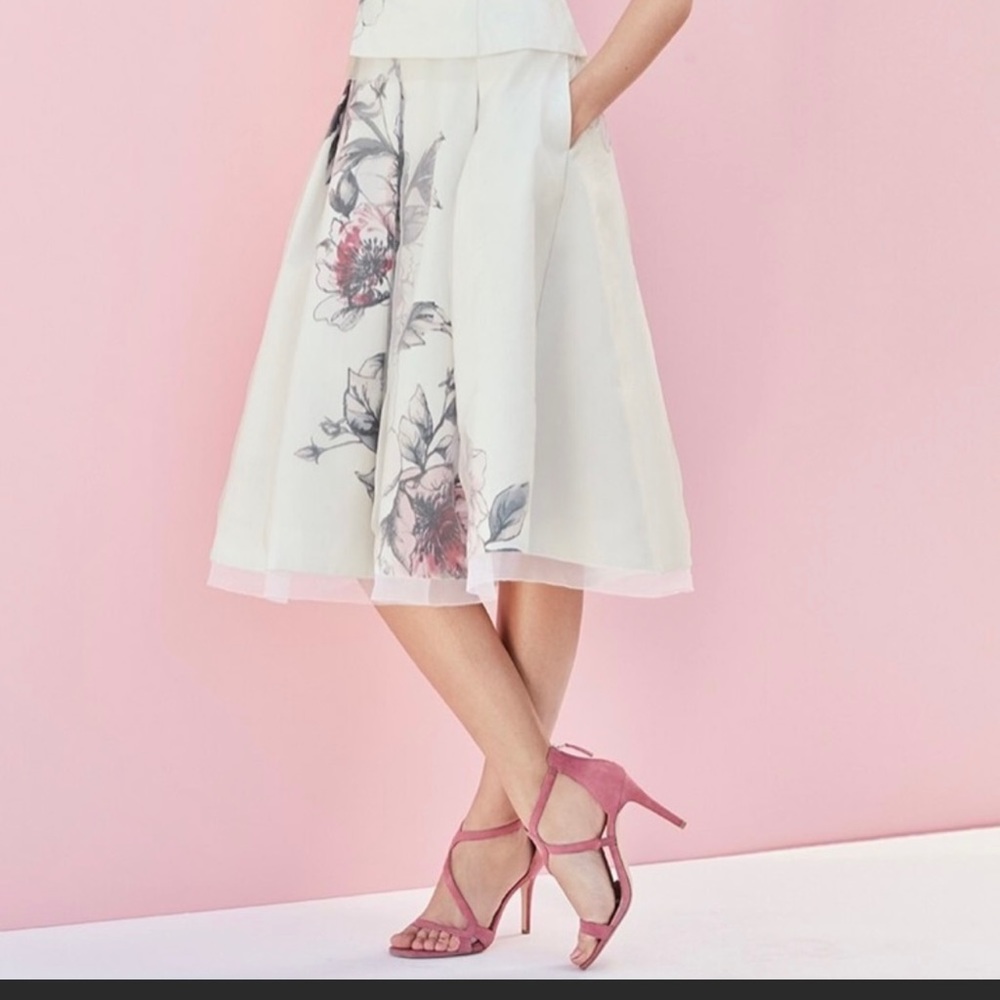 Organza lined Skirt w/pockets. WHBM size 14. Full skirt
